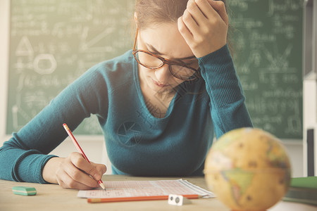 正在考试的年轻女学生图片