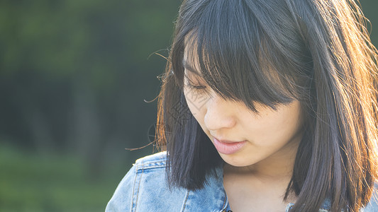 绿色背景上年轻快乐女人的特写肖像背景图片