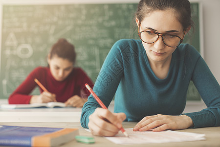 学生在课堂上参加考图片