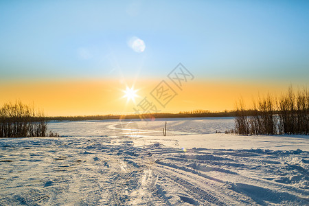 12月初在河水洪泛地上空的冰雪和积图片