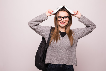 女学生头顶拿着书本孤图片