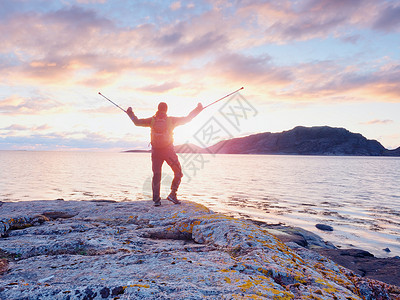 海边有假肢和拐杖的残疾人手握着双手图片