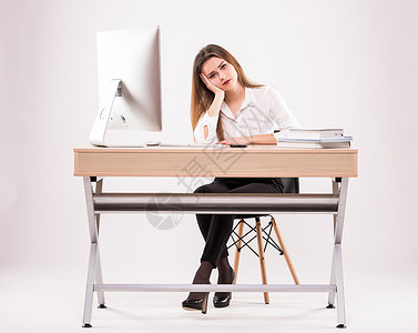 年轻专业女在办公桌坐着头痛压力很大图片