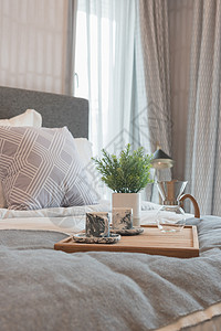 豪华卧室风格在王冠大小的床上套枕头图片