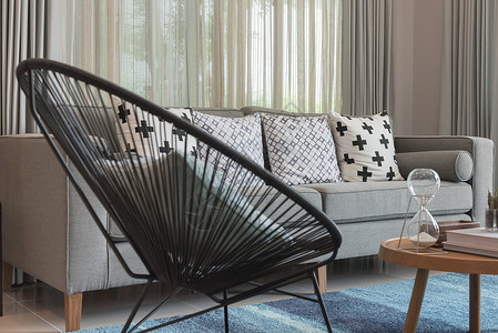 现代客厅式现代灰色沙发带有一套枕头图片