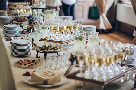 时尚的香槟酒杯和婚宴桌上的食物开胃菜庆祝活动中的豪华餐饮在活动概念中提背景图片