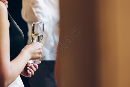 优雅的人在豪华婚宴上戴着香槟酒杯人们在社交活动中喝酒敬企业商务庆图片