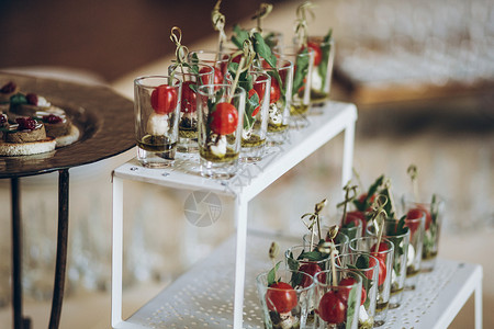 婚礼堂的餐桌上盘子上装着西红柿和芝士的开胃菜开胃菜图片