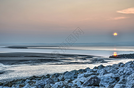 在英国莫雷坎贝的黑泥滩和岩石码头中图片