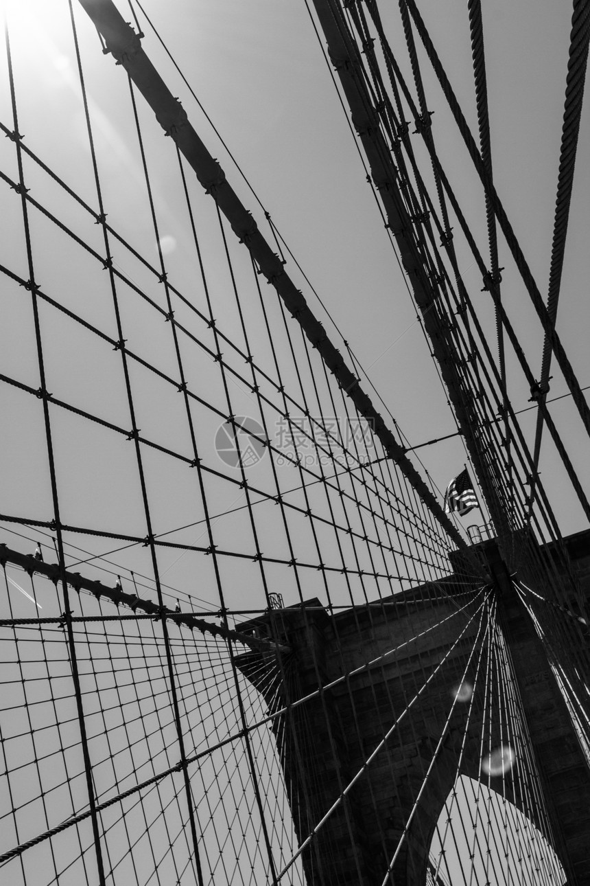 布鲁克林桥的建筑细节在太阳下黑白背景图片