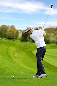 白人大胡子高尔夫球手被高尔夫俱乐部司机图片