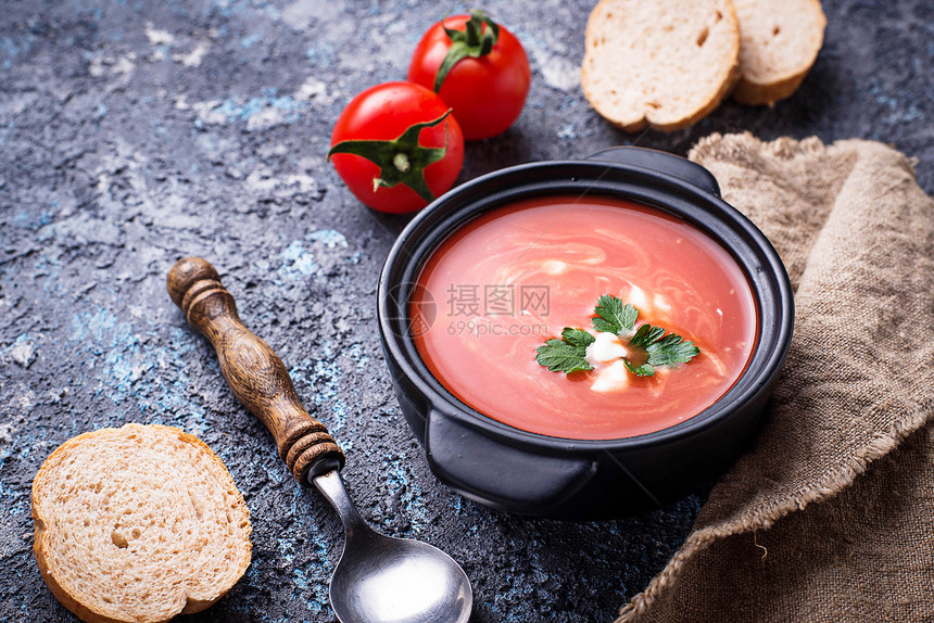 炖锅中的番茄汤gazpacho图片