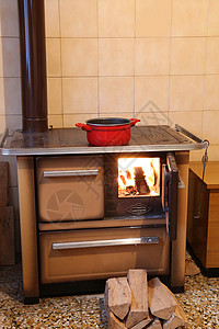 在一座山棚厨房的旧烧柴炉子图片