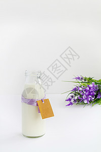 牛奶瓶上说木制背景的牛奶彩图片
