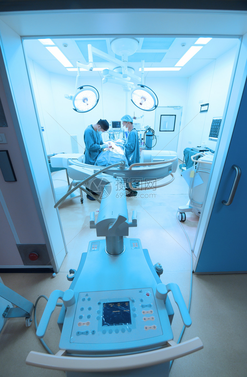 手术室两部兽医手术装有艺术照明和蓝色过图片