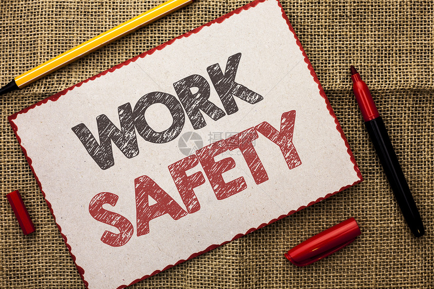 写笔记显示工作安全商业照片展示了警告安全条例保护证安全书面纸板片旁边的图片