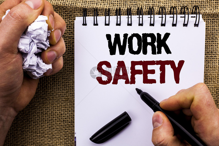 文字书写文本工作安全由持有标记笔本的人写的警告安全法规保护证安全的商业概图片