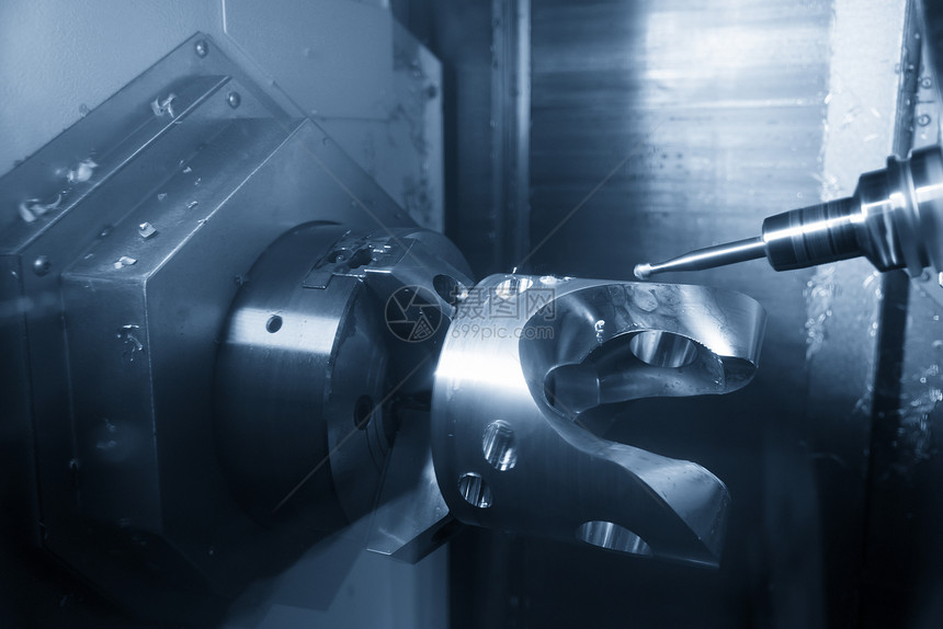 5轴式CNC磨机在浅蓝色场景中用固体球末车切割铝的汽车部件图片