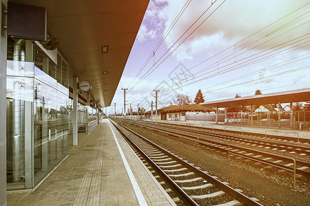 空荡的奥地利郊区火车站图片