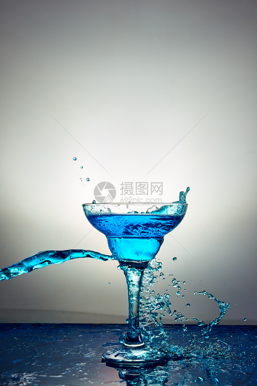 玻璃与蓝色香槟或酒精饮料鸡尾酒图片
