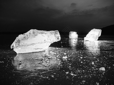 冰块被压碎的立方体用强烈的背光照亮了静音海湾有平坦的冰层背景图片