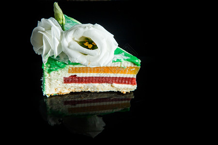 特写一块美味的绿釉慕斯蛋糕图片