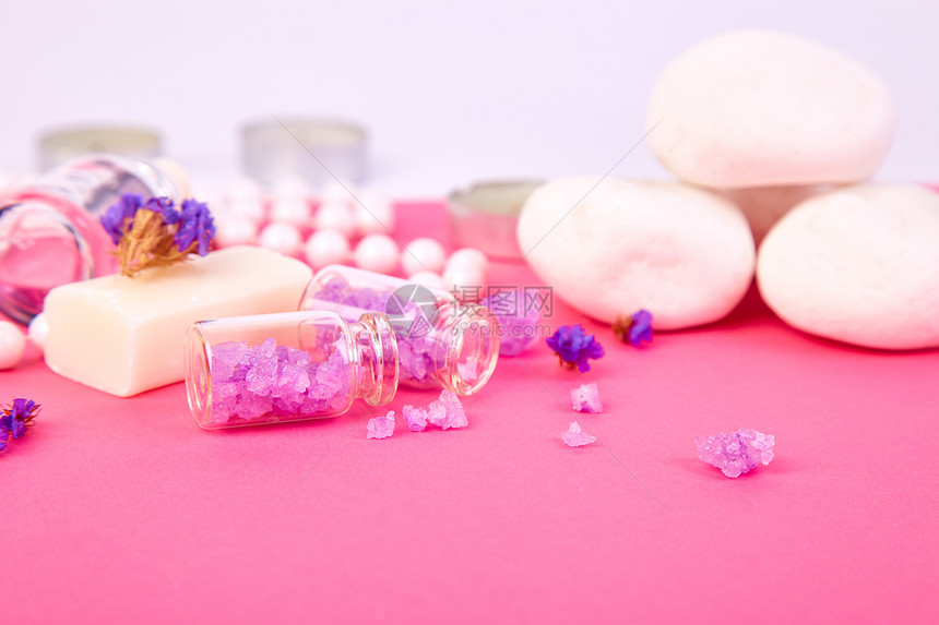 粉色桌上的锌石和芳香熏衣剂美容品和斯帕化妆图片