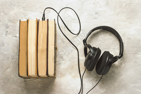 白石背景的书和耳机与它们相连概图片