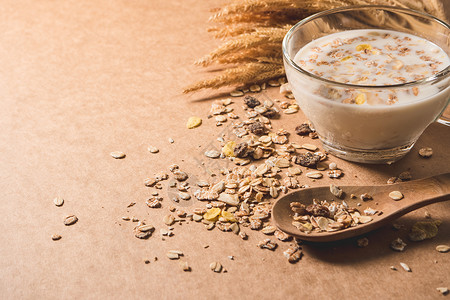 一杯牛奶和麦片放在木制桌上健康的早餐概图片