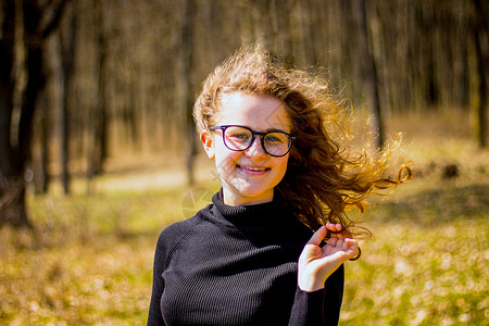 年轻女孩在森林里散步女孩微笑活图片