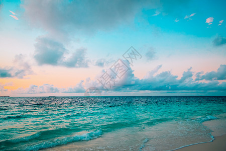 日落假期和旅行的热带沙滩日落度图片