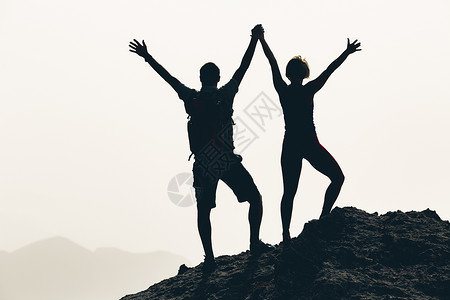 成功的夫妻成就攀登或徒步旅行图片
