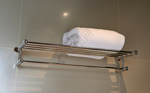 浴室衣架上的白毛巾图片