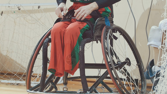 为体育培训而移植为轮椅的有前胎腿部的图片
