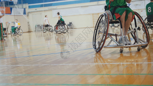 残疾运动员打轮椅篮球广角图片