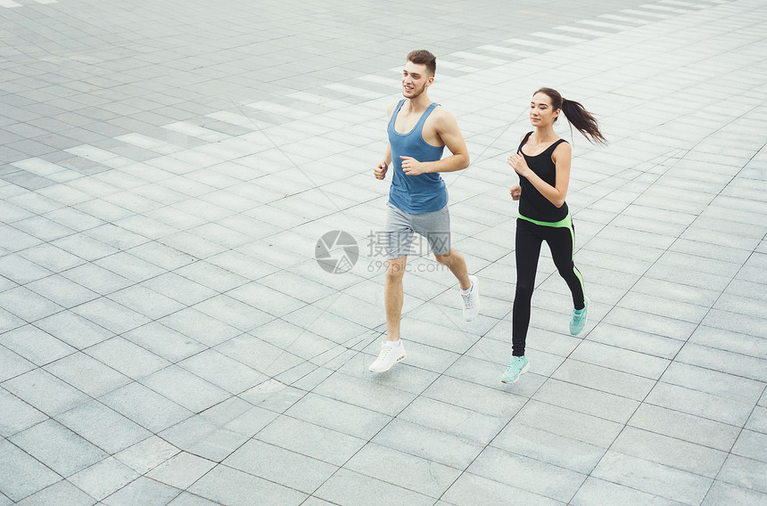 青年运动男女在城市里慢跑复制空间体育活动保健概图片
