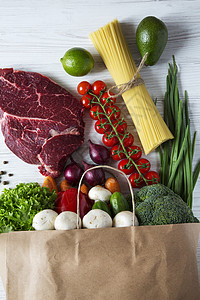 木制背景的蔬菜和水果纸袋健康食品顶图片