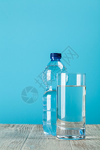 塑料水瓶和玻璃图片