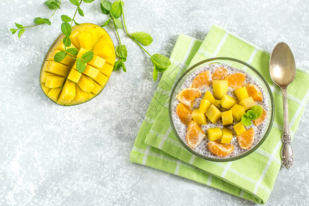 绮里嘉加椰奶蜂蜜芒果和橘子的奇亚布丁配料和准备好的嘉布丁在碗里清洁饮食健康饮食健身理念抗氧化背景