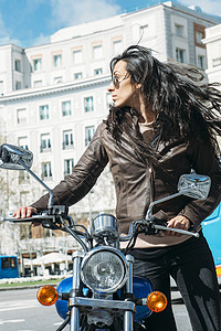 城市里骑摩托车的女人图片