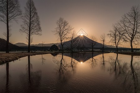 日出背景中的狸湖和富士山图片