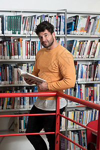 黑头发的帅哥站在图书馆里学生在学校图书馆准备考图片