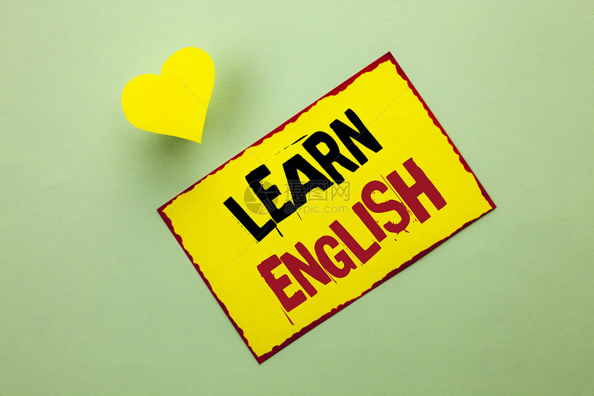 文字写作文本学习英语学习另一种语言的商业概念学习一些外国交流用黄色便笺纸写在旁边图片