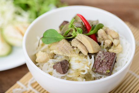 泰国食物面条和青咖喱鸡KonomJeenKangKeawWa图片