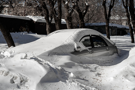 银色车停在大雪银行的停车图片