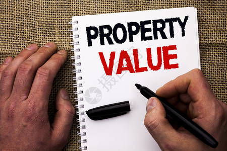手写文本写入属值概念意义估计价值房地产住宅估价由持有标记笔本的人图片