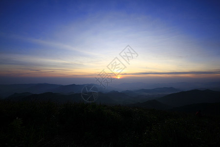 在山的光早晨日出图片