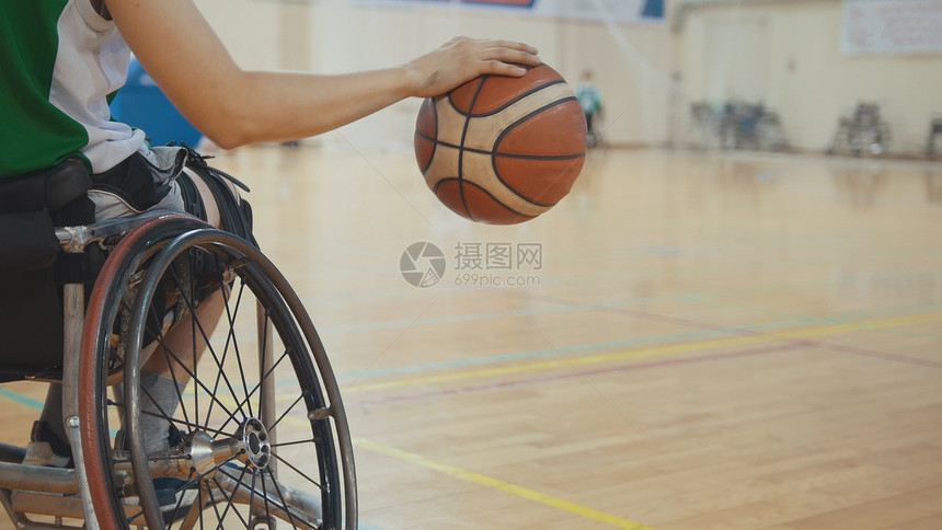 轮椅篮球运动员在残疾运动员训练中快图片