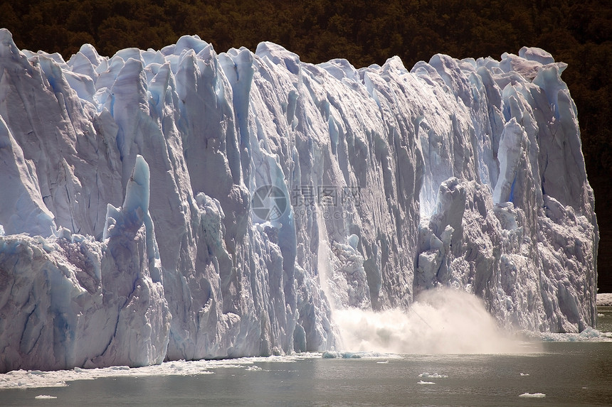 随着佩里托莫雷诺冰川在阿根廷巴塔哥尼亚洛斯冰川公园的洛斯坦帕诺斯运河中前进图片
