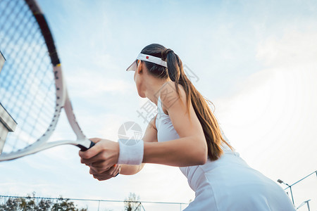 在球场上打网球的女人图片